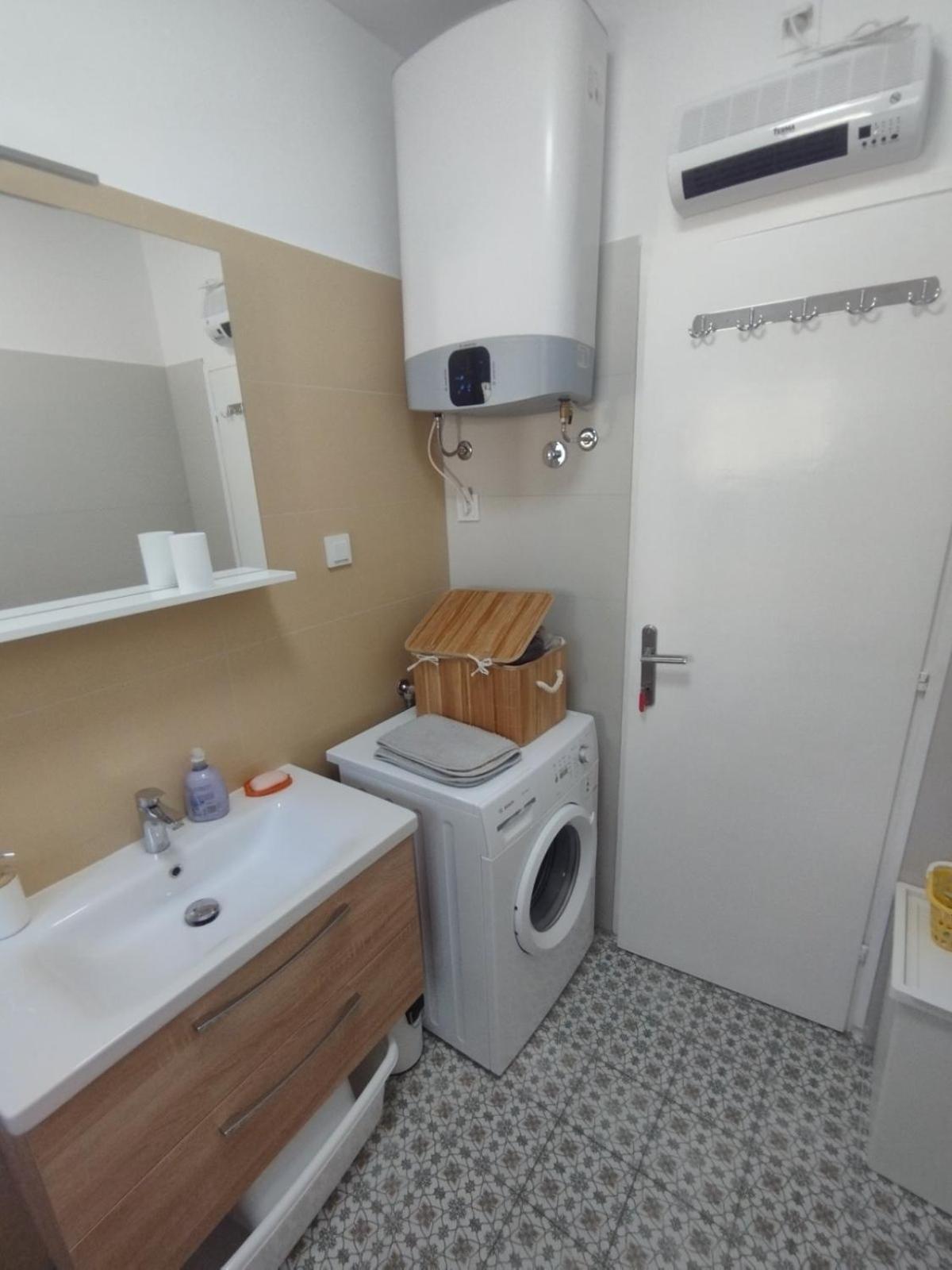 Apartman Kora Njivice Luaran gambar